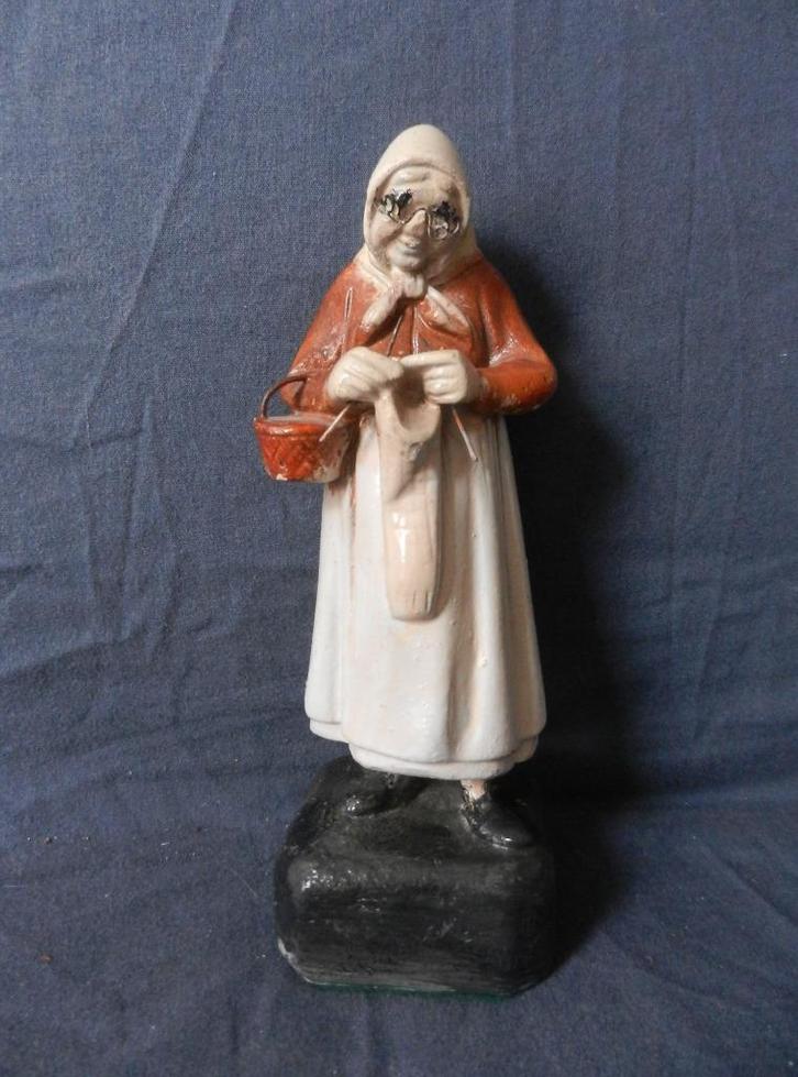 Gipsen sculptuur Staand breiend vrouwtje, ca 1920-1930 h. 19, Antiek en Kunst, Kunst | Beelden en Houtsnijwerken, Ophalen of Verzenden