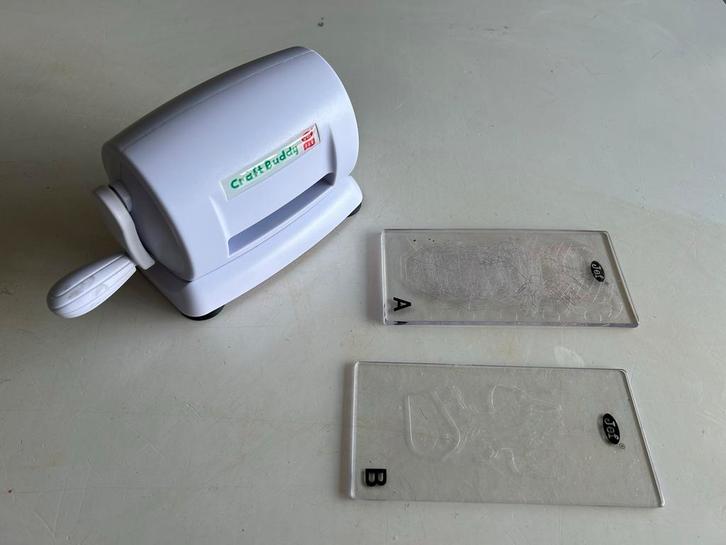 Snij/embossing machine + mallen, Hobby en Vrije tijd, Knutselen, Gebruikt, Gereedschap of Toebehoren, Ophalen of Verzenden
