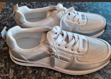 Witte zilveren verhogde dames sneakers maat 42 brede voeten beschikbaar voor biedingen