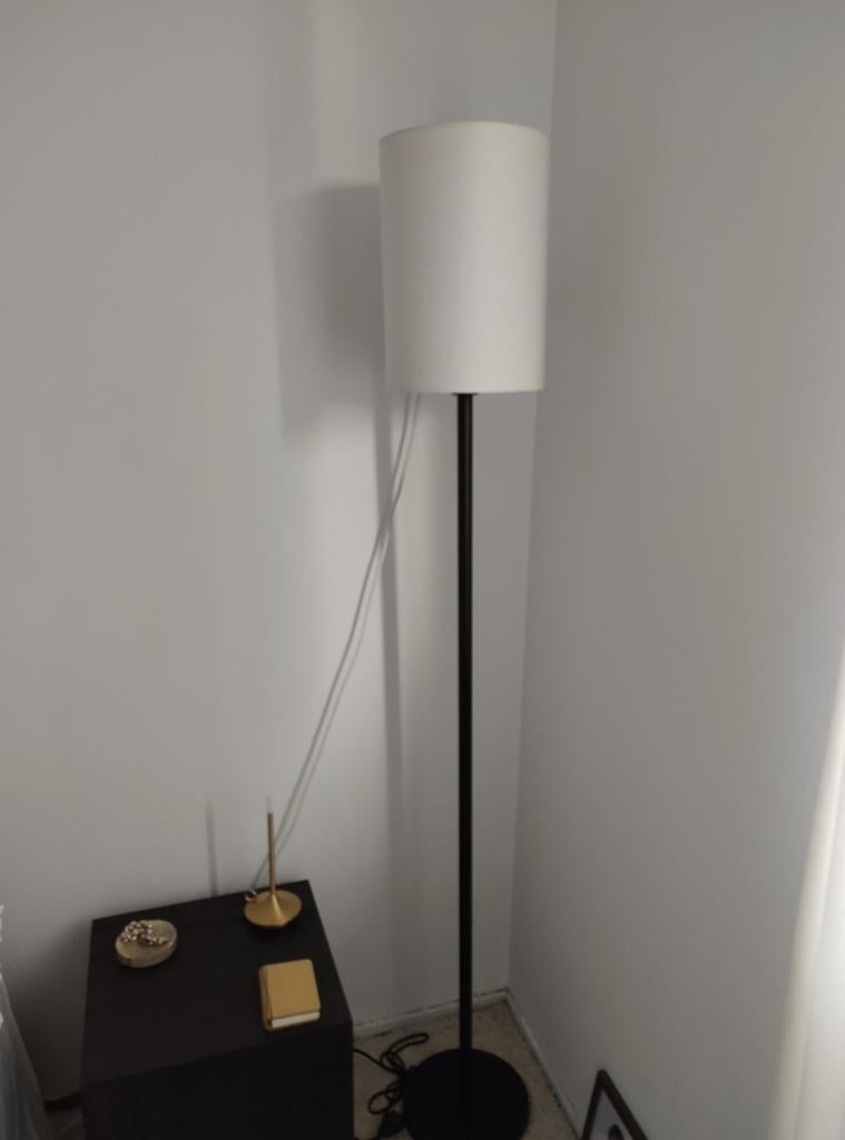 Lamp staand zwarte voet en witte kap, Ophalen