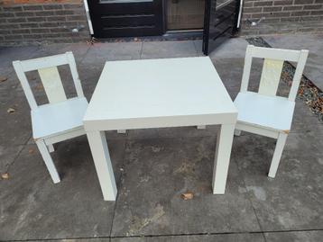 Speeltafel met stoeltjes beschikbaar voor biedingen