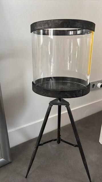 Grote kaarsen stolp op metalen standaard beschikbaar voor biedingen