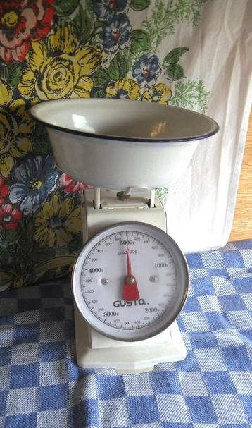 weegschaal/ keuken weegschaal met emaille bakje beschikbaar voor biedingen
