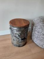 Stoere emmer / bijzet tafeltje, Huis en Inrichting, Woonaccessoires | Krantenbakken en Lectuurbakken, Ophalen