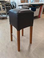 Donkerbruine leren kruk met houten poten, Ophalen, Minder dan 50 cm, Vierkant, Minder dan 50 cm