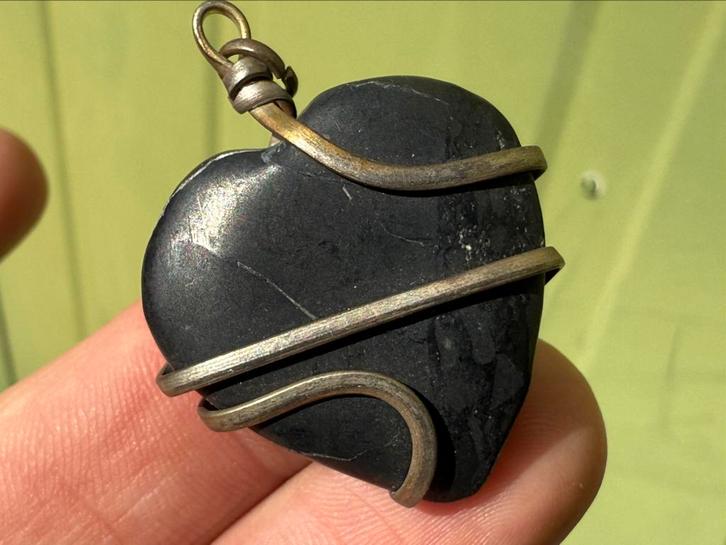 Shungite hartje hanger Shungiet mineralen, Verzamelen, Mineralen en Fossielen, Mineraal, Ophalen of Verzenden