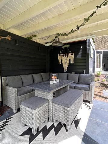 Wicker loungeset met kussens, tafel, bankje en kruk. beschikbaar voor biedingen