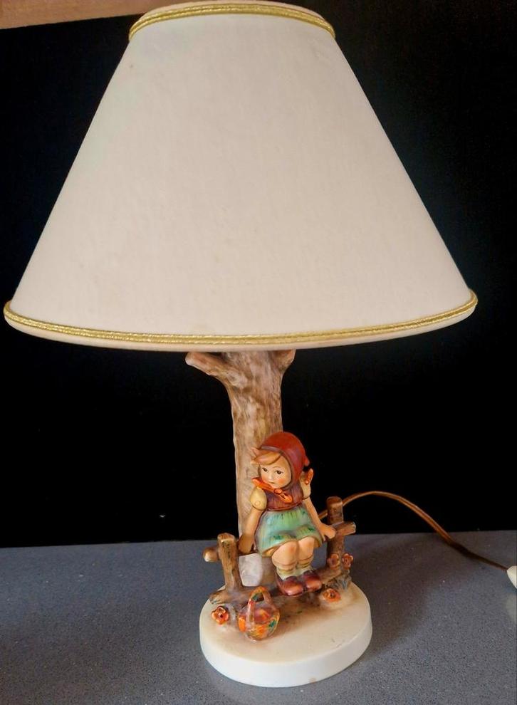 Hummel Schemerlamp Meisje op Hekje, Verzamelen, Beelden en Beeldjes, Gebruikt, Ophalen of Verzenden