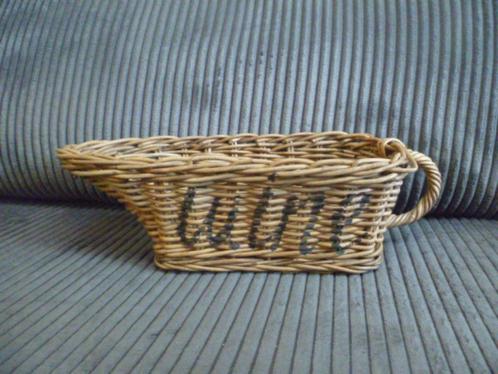 Rattan / riet wijn mandje liggend, Huis en Inrichting, Woonaccessoires | Wijnrekken, Zo goed als nieuw, Minder dan 50 cm, Overige materialen