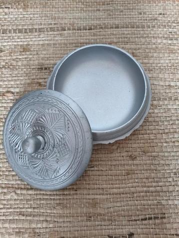 Houten bonbon doosje met motief zilverkleurig   beschikbaar voor biedingen