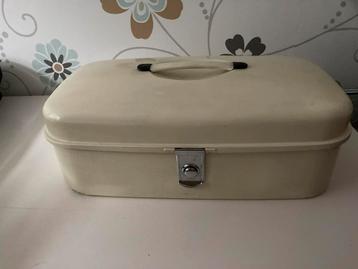 Emaille broodtrommel, kleur  creme beschikbaar voor biedingen