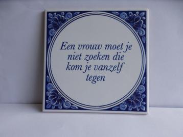 Spreuk / Spreuken tegel Een vrouw moet je niet zoeken die .. beschikbaar voor biedingen
