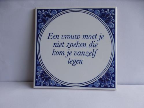 Spreuk / Spreuken tegel Een vrouw moet je niet zoeken die .., Antiek en Kunst, Antiek | Wandborden en Tegels, Ophalen of Verzenden