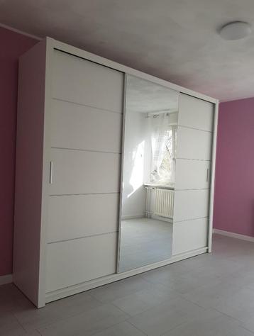 Kledingkast met spiegel 250 cm breed + Inhoud MONTAGE 130,- beschikbaar voor biedingen
