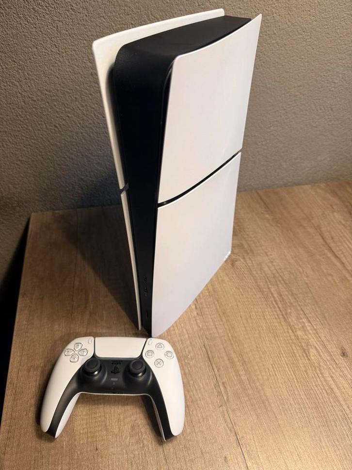 PlayStation 5 slim inclusief controller en oplaadstation, Spelcomputers en Games, Spelcomputers | Sony PlayStation 5, Zo goed als nieuw
