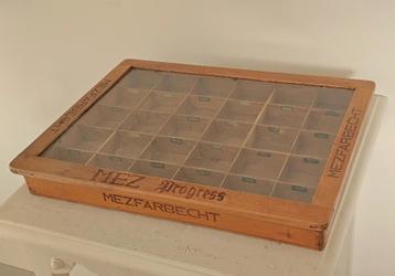 Antiek houten fourniturenkastje MEZ Progress garen vitrine beschikbaar voor biedingen