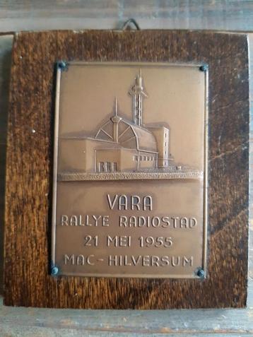 Herinneringsplaquette VARA 1955 beschikbaar voor biedingen