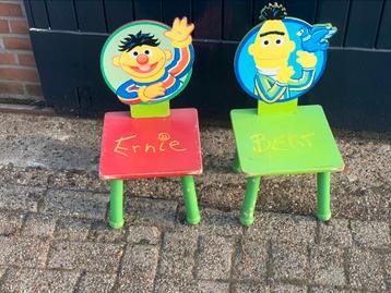 Twee vintage kinderstoeltjes Bert & Ernie Sesamstraat beschikbaar voor biedingen