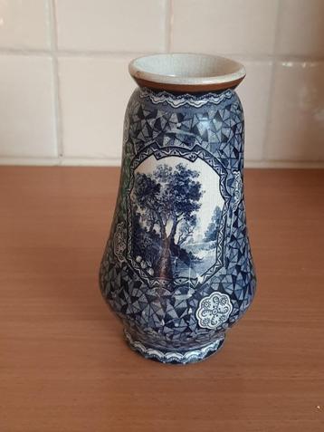 Antiek vaasje, Villeroy en Boch beschikbaar voor biedingen