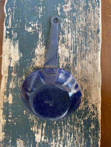 Emaille vintage pannetje beschikbaar voor biedingen