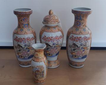 2 Japans porseleinen vazen beschikbaar voor biedingen