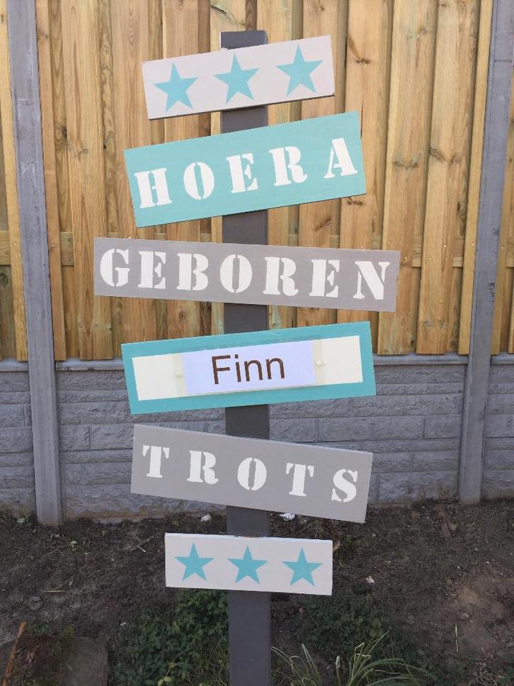 GEBOORTEBORD WEGWIJZER huren huur babyspullen jongen zwanger, Kinderen en Baby's, Kraamcadeaus en Geboorteborden, Zo goed als nieuw