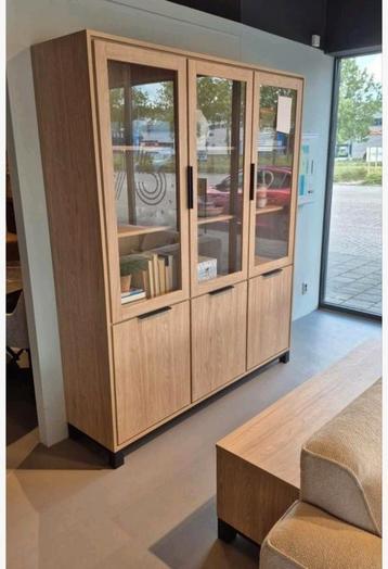 Showroommodel Camden Vitrinekast  beschikbaar voor biedingen