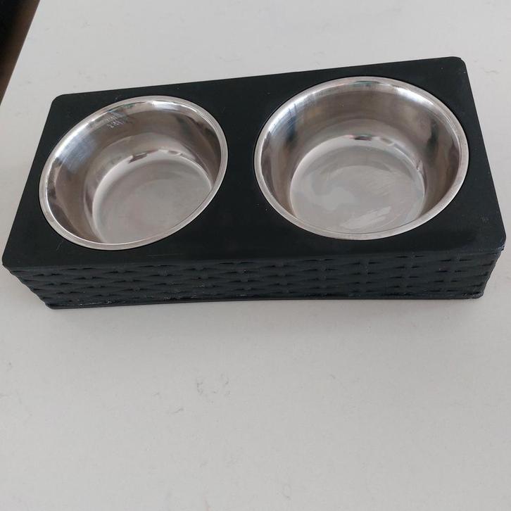 Te Koop zgan 2 Katten Voerbakjes Merk Wicker 9.00 Weesp, Dieren en Toebehoren, Kattenvoerbakken en Drinkbakken, Zo goed als nieuw