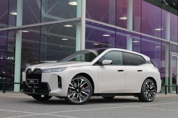 BMW iX xDrive60 M Sport / Panoramadak Sky Lounge / Trekhaak  beschikbaar voor biedingen