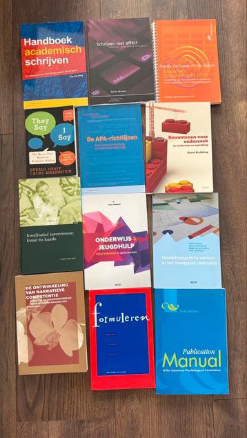 Onderzoeksboeken en academisch schrijven (zie foto’s) beschikbaar voor biedingen