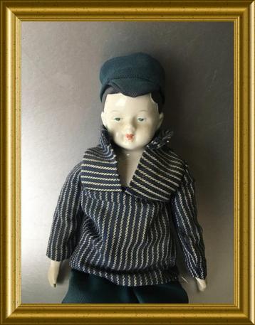 Oud popje met porseleinen hoofd beschikbaar voor biedingen