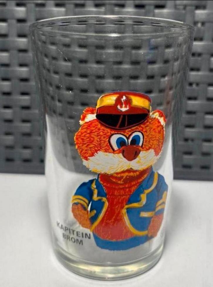 Glaasje met afbeelding van Kapitein Brom. Uit de Bereboot., Verzamelen, Glas en Borrelglaasjes, Zo goed als nieuw, Frisdrankglas