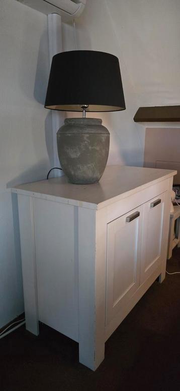 Grote tafel lamp (met kast) beschikbaar voor biedingen