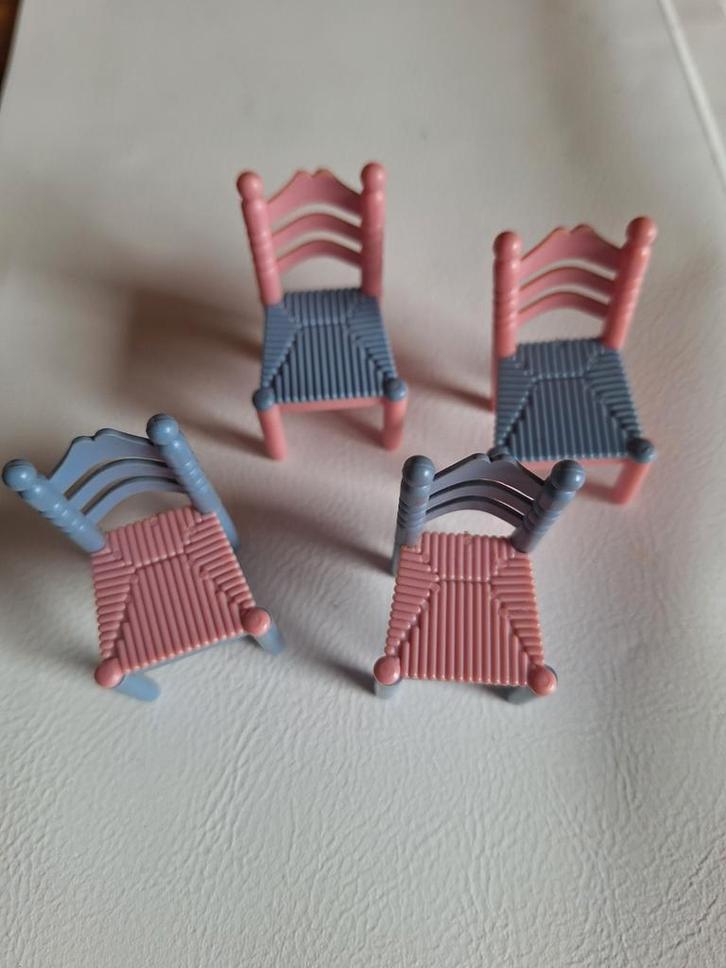 Poppenhuis stoeltjes plastic, Verzamelen, Poppenhuizen en Toebehoren, Gebruikt, Poppenhuis, Ophalen of Verzenden