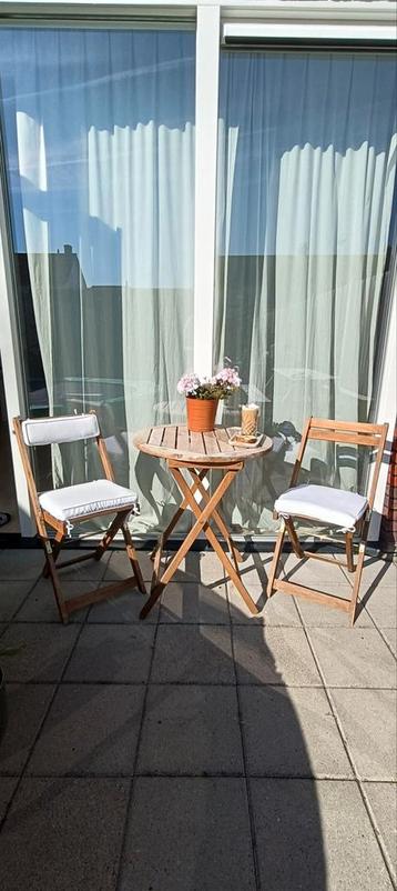 Bistro set met twee stoelen  beschikbaar voor biedingen