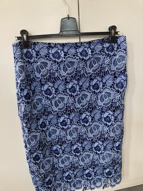 mooie kanten rok met bijpassend hesje, maat 42, Kleding | Dames, Rokken, Zo goed als nieuw, Maat 42/44 (L), Onder de knie, Ophalen of Verzenden