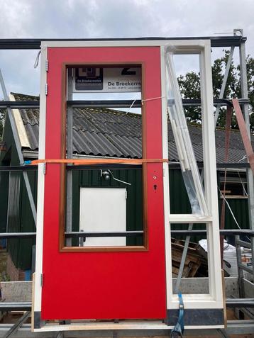 Houten kozijn met deur  beschikbaar voor biedingen
