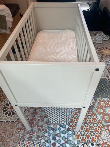 Mooie nieuwe witte babywieg met nieuw matras beschikbaar voor biedingen