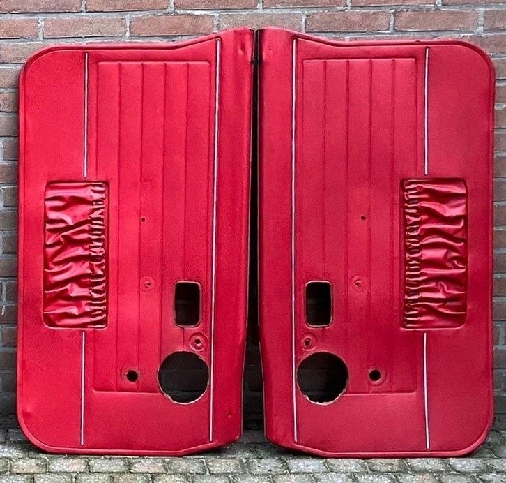 2 st, deurpanelen. Volvo 142 rood m.kaartenvak + speakergat., Auto-onderdelen, Interieur en Bekleding, Volvo, Gebruikt, Ophalen