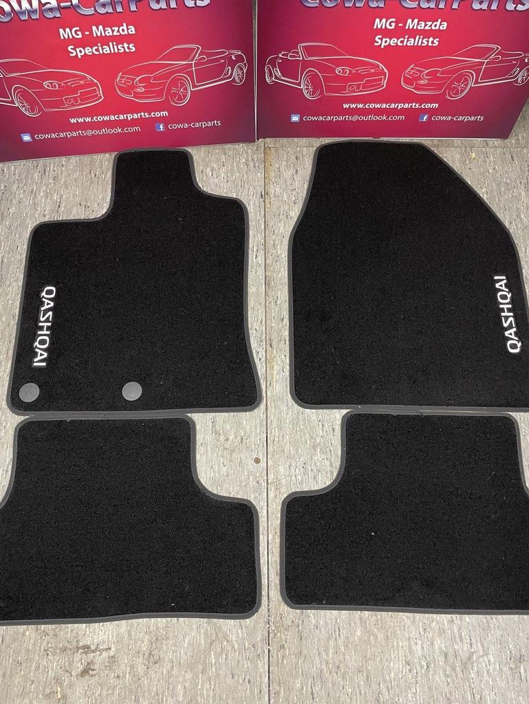 Nissan Qashqai J10 velours Matten set + logo J10 (2006-2012), Auto-onderdelen, Interieur en Bekleding, Ophalen of Verzenden, Nieuw