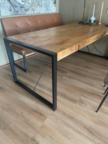 Eetkamer tafel  beschikbaar voor biedingen