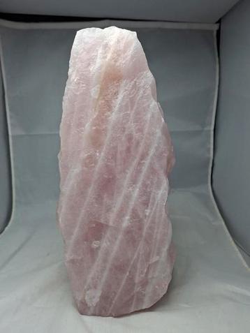 Rozenkwarts beschikbaar voor biedingen