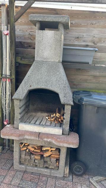 Houtskoolbarbecue Beton 190cm hoog 67cm breed beschikbaar voor biedingen