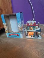 Dickensville Oliver Butcher Kersthuisje met Verlichting, Diversen, Kerst, Ophalen of Verzenden, Zo goed als nieuw