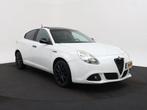 Alfa Romeo Giulietta 1.4 T Distinctive Pano | Xenon | Navi |, Auto's, Stof, Zwart, 4 cilinders, Wit