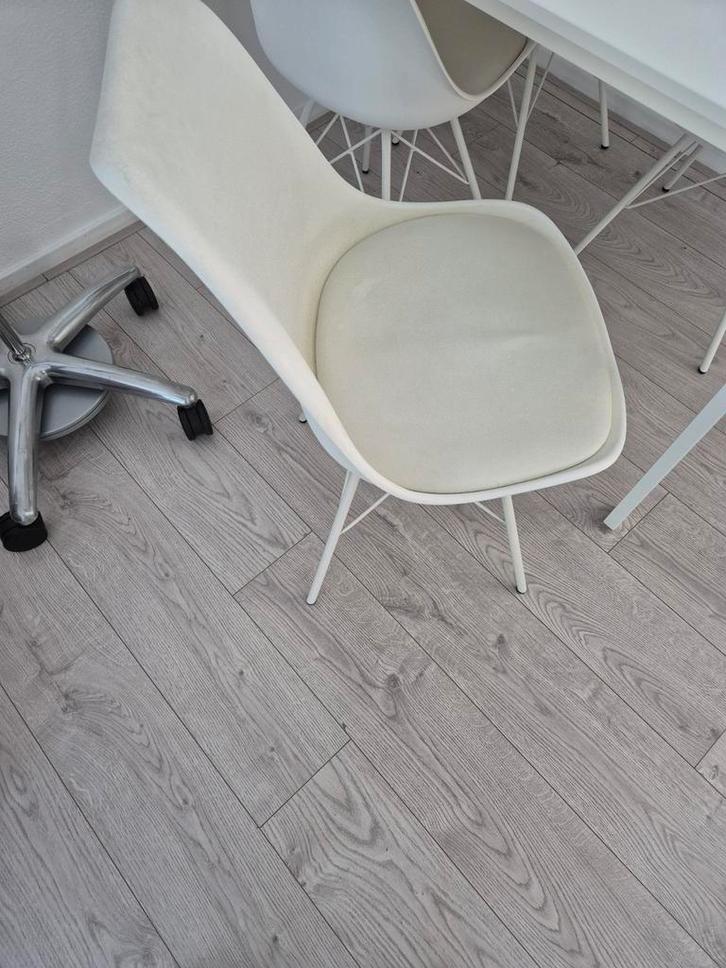 4 Witte Eetstoelen te Koop, Huis en Inrichting, Stoelen, Zo goed als nieuw, Vier, Kunststof, Metaal, Stof, Wit, Ophalen of Verzenden