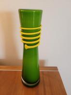 vaasje gekleurd glas groen geel Murano gele slinger vaas, Huis en Inrichting, Woonaccessoires | Vazen, Ophalen of Verzenden, Minder dan 50 cm