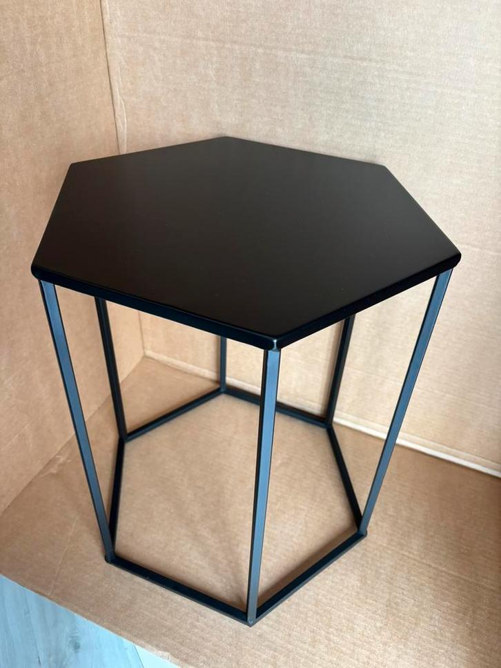 Zwarte bijzettafel – Hexagon vorm – Metaal, Huis en Inrichting, Tafels | Bijzettafels, Zo goed als nieuw, Rechthoekig, 45 tot 60 cm