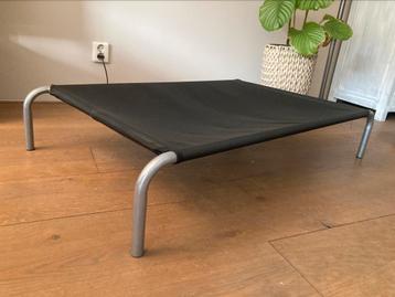 Honden ligbed K9 met kussen beschikbaar voor biedingen