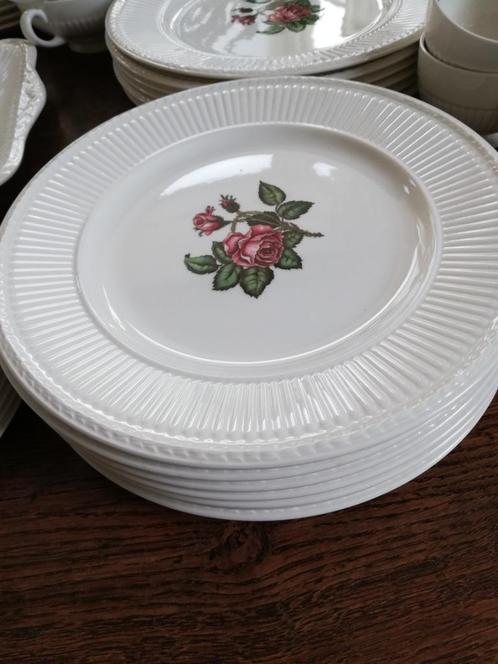 Wedgwood Moss Rose 6 persoons + extra, lichtbruine stempel, Huis en Inrichting, Keuken | Servies, Zo goed als nieuw, Wedgwood